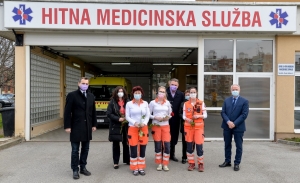 Povodom Međunarodnog Dana žena župan Čačić prigodno darivao žene ružama