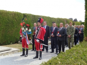 Položeni vijenci povodom Dana državnosti, odana počast poginulim braniteljimaPovodom Dana državnosti Republike Hrvatske kod Križa branitelja na Gradskome groblju u Varaždinu položeni su vijenci i zapaljene svijeće u spomen na poginule branitelje. Poč
