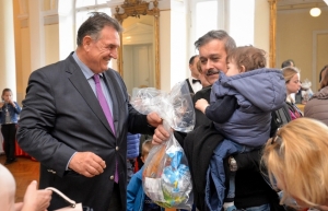 Župan i savjetnica darivali udomljenu djecu, pokloni financirani iz županovog osobnog fonda