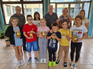 Pčelarima s područja općine Trnovec Bartolovečki doniran &scaron;ećer, a pčelari &scaron;kolama u Trnovcu i &Scaron;emovcu donirali med