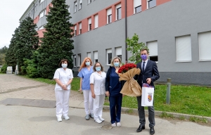 Zamjenik župana Robert Vugrin ružama i čokoladama čestitao Međunarodni dan sestrinstva